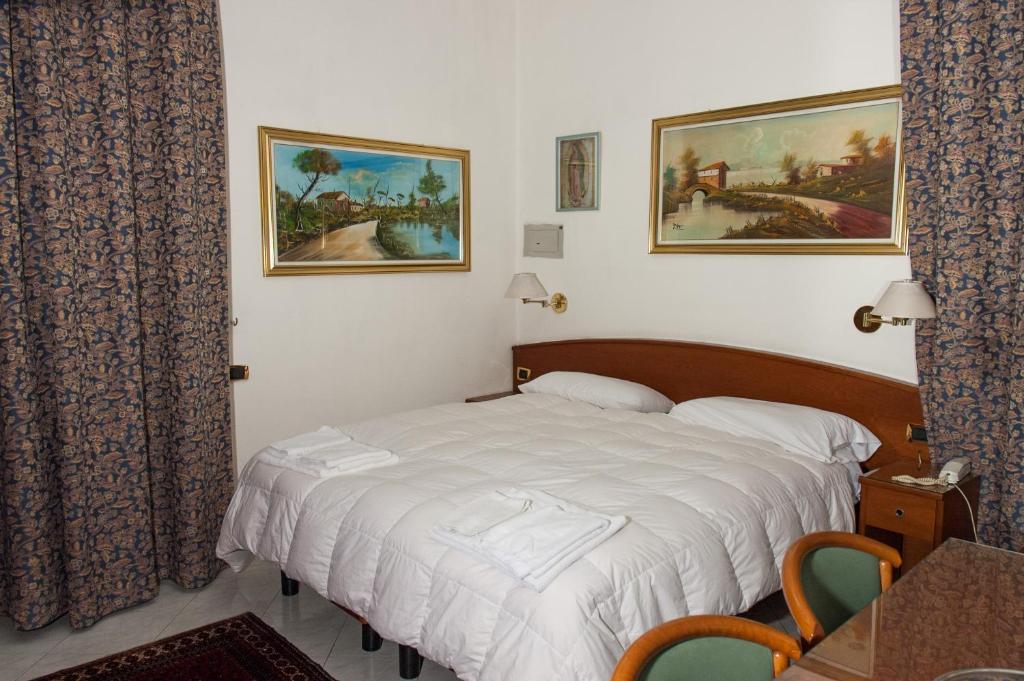 Vip Hotel Piacenza Bagian luar foto