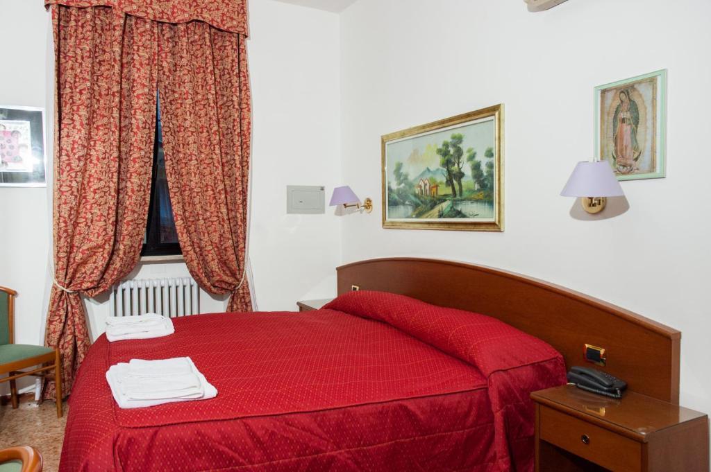 Vip Hotel Piacenza Ruang foto