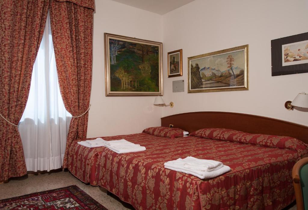 Vip Hotel Piacenza Ruang foto