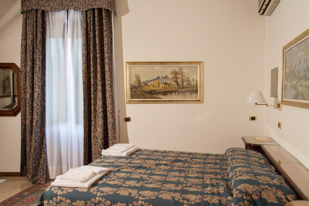 Vip Hotel Piacenza Ruang foto
