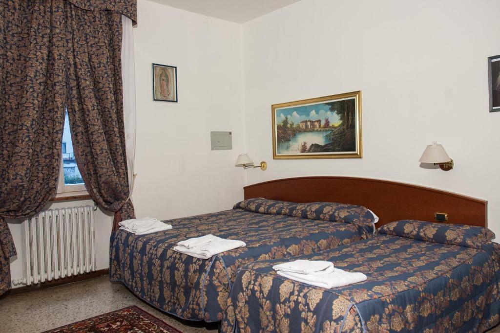 Vip Hotel Piacenza Ruang foto