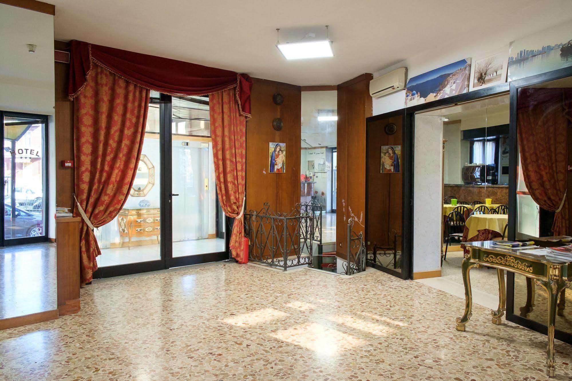 Vip Hotel Piacenza Bagian luar foto